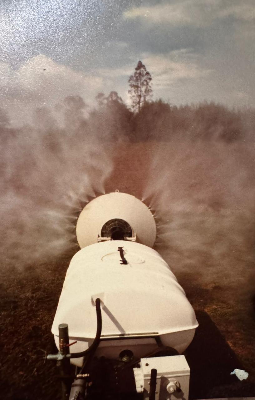 Pulverizador Citrosmaq em operação em pomar, foto histórica