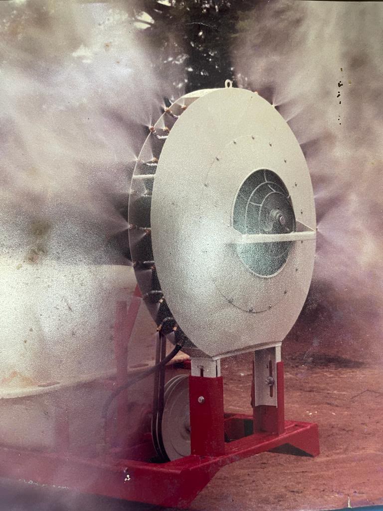Detalhe da turbina de pulverização em funcionamento